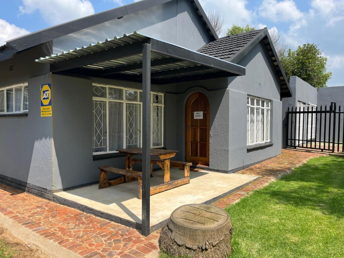 Firefly Budget Friendly Guest House ケンプトンパーク エクステリア 写真
